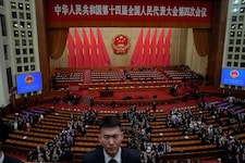 Auf dem jährlichen Treffen des Parlaments legt die Führung um Präsident Xi Jinping die ...