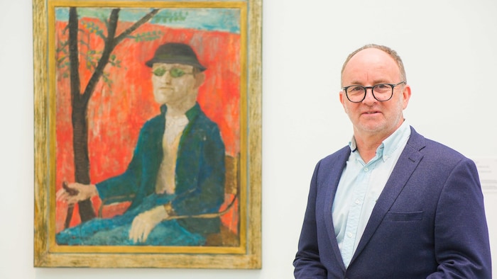 Kurator Andreas Strohhammer und „Der Invalide“ von Axl Leskoschek (1889-1976)