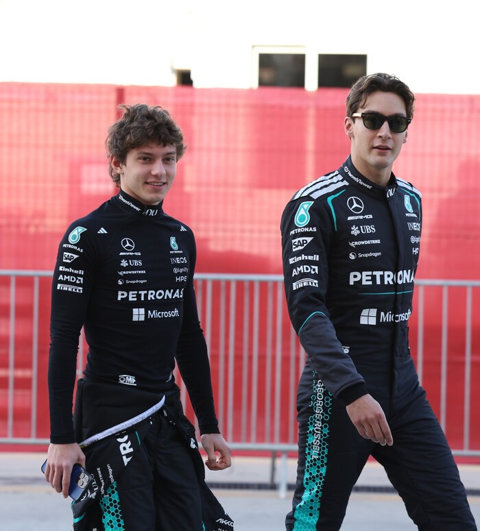 Kimi Antonelli (l.) und George Russell (r.)