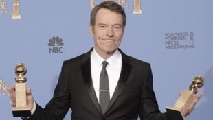 Bryan Cranston, wie man ihn seit Jahren kennt: mit zahlreichen Auszeichnungen in der Hand, in ...