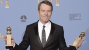 Bryan Cranston, wie man ihn seit Jahren kennt: mit zahlreichen Auszeichnungen in der Hand, in ...