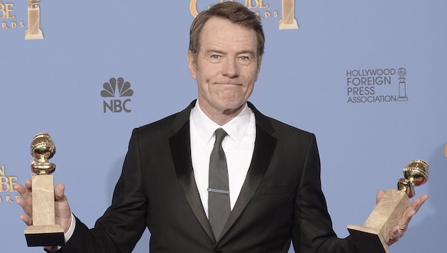 Bryan Cranston, wie man ihn seit Jahren kennt: mit zahlreichen Auszeichnungen in der Hand, in ...