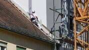Der Mann arbeitete auf einem Dach in rund fünf bis sieben Metern Höhe (Symbolbild).