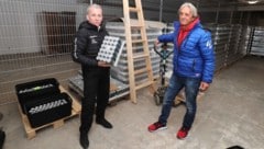 Wolfgang Scheifinger (li.) und Hans L. Kailer suchen die Energy-Drink-Diebe.