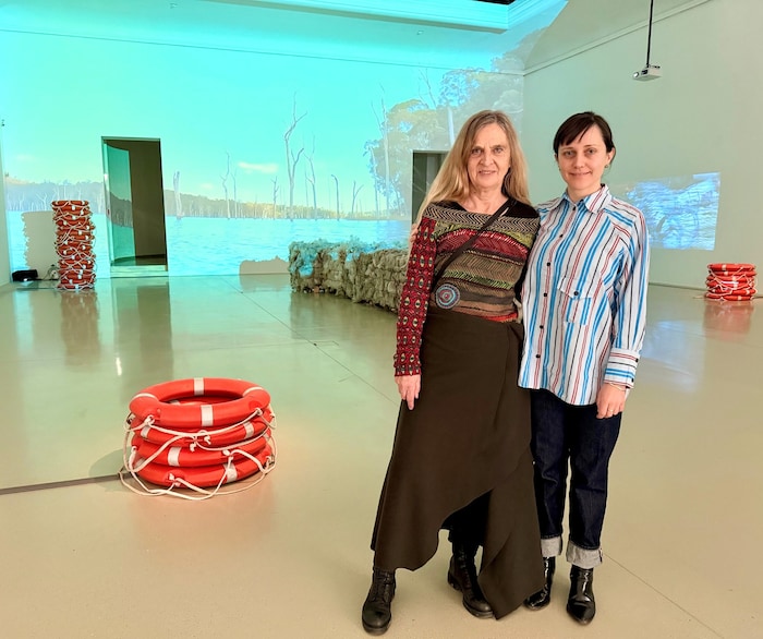 Eva Ursprung mit Kuratorin Caro Feistrizer in der Halle für Kunst Steiermark in Graz.