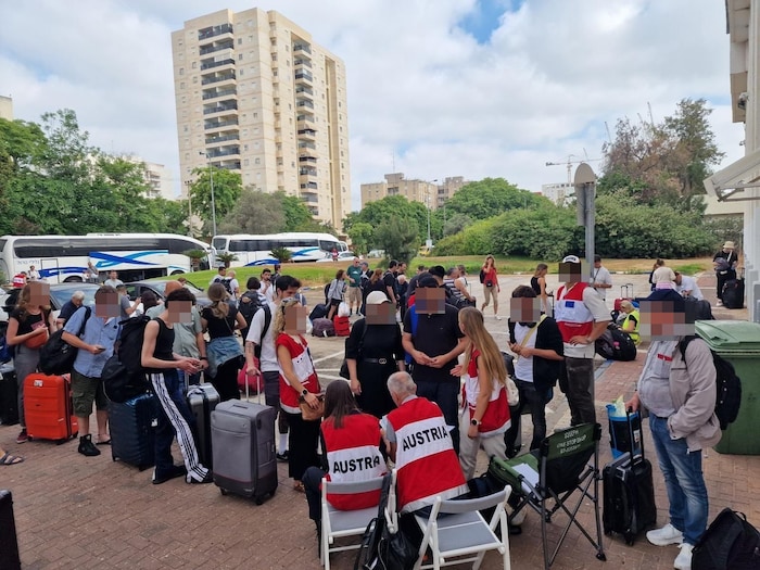 Mitarbeiter der Botschaft und des Jagdkommandos bei der Betreuung der Österreicher