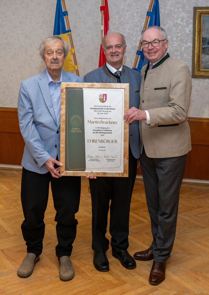 Bruder Josef Pruckner mit dem neuen Ehrenbürger Martin Bruckner und Landesvize Stephan Pernkopf.