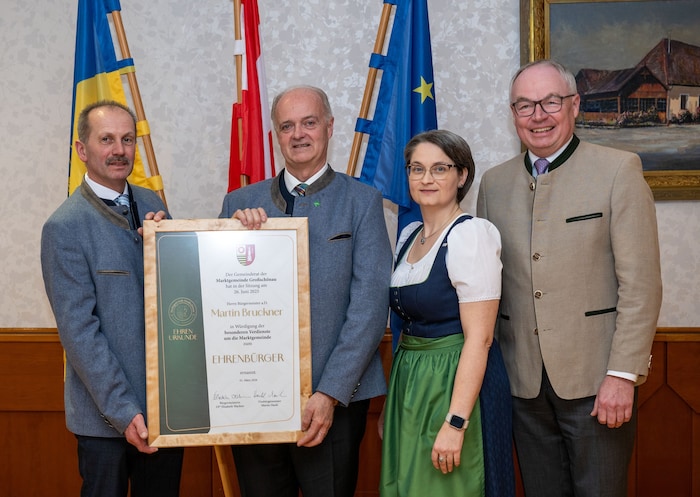 Grautlierten dem neuen Ehrenbürger der Gemeinde Großschönau Martin Bruckner (2. v. li.) ...