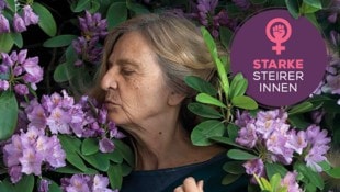 Eva Ursprung im Blumenmeer: Die Steirerin ist eine Pionierin der feministischen Kunst.