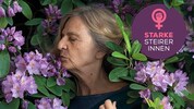 Eva Ursprung im Blumenmeer: Die Steirerin ist eine Pionierin der feministischen Kunst.
