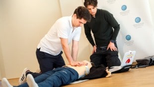 Bitte nicht zögern! Studierende zeigen, wie Reanimation richtig geht.