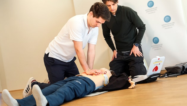 Bitte nicht zögern! Studierende zeigen, wie Reanimation richtig geht.
