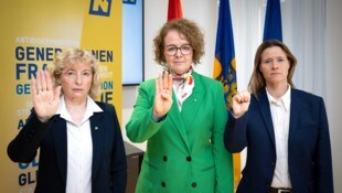 Handzeichen für Hilfe und gegen Gewalt: Eva Prischl mit Christiane Teschl- Hofmeister und ...