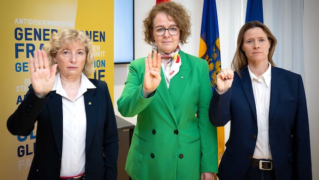Handzeichen für Hilfe und gegen Gewalt: Eva Prischl mit Christiane Teschl- Hofmeister und ...