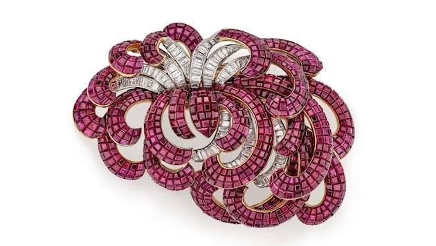Van Cleefs & Arpels’ legendäre Clips um 1940: Chrysantheme (Diamanten, Rubine, Platin).