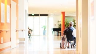 In einem Wiener Pflegeheim (Symbolbild) kam es zum sexuellen Übergriff zwischen Kollegen.