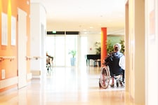 In einem Wiener Pflegeheim (Symbolbild) kam es zum sexuellen Übergriff zwischen Kollegen.