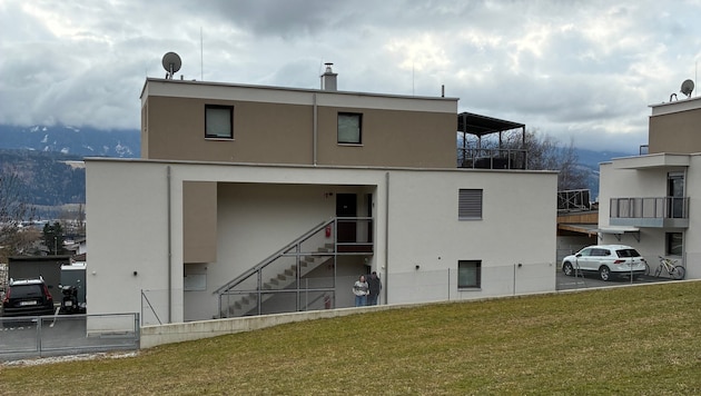 Familie Lieb vor ihrem geförderten Eigenheim in Thaur. Der Kauf hat jetzt ein teures Nachspiel!