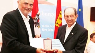 2021 überreichte Landeshauptmann Doskozil dem Winzer Anton Kollwentz für dessen herausragende ...