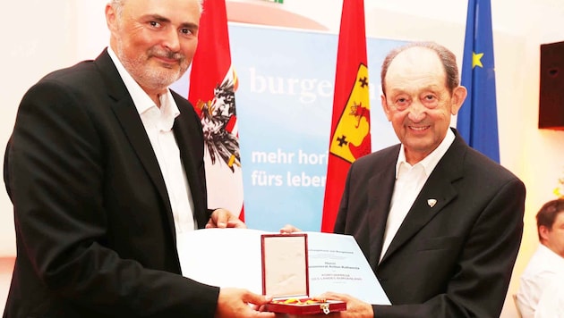 2021 überreichte Landeshauptmann Doskozil dem Winzer Anton Kollwentz für dessen herausragende ...