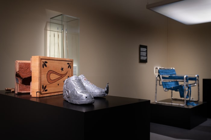 Turnschuhe gießen und auf Smartphones starren, um die Konsum-Religion in sich aufzusaugen: ...