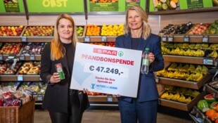 Patricia Sepetavc (li.) überreicht Bettina Reisch („Rettet das Kind“) den Scheck.