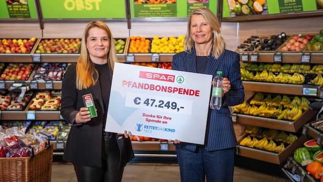 Patricia Sepetavc (li.) überreicht Bettina Reisch („Rettet das Kind“) den Scheck.