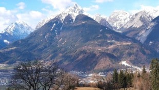 Während der Wanderung blicken wir über das Inntal hinüber ins Karwendel – unter anderem zum ...