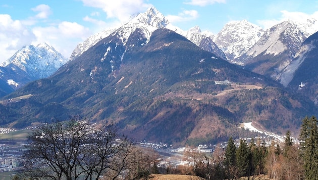 Während der Wanderung blicken wir über das Inntal hinüber ins Karwendel – unter anderem zum ...