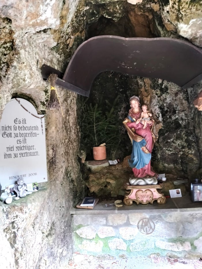 Eine Marienfigur befindet sich in der Kasbachl-Grotte.