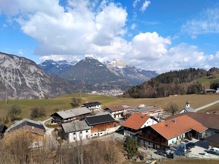 Der Weiler Hof liegt idyllisch auf einem Plateau über dem Unterinntal.