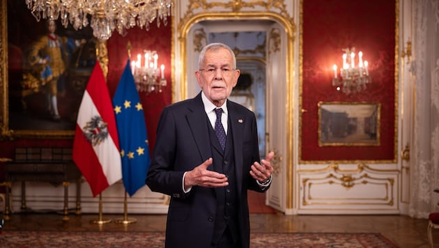 Bundespräsident Alexander Van der Bellen postet gerne auf Social Media. Interviews gab er in ...