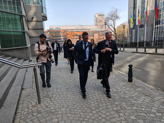 Peter Kaiser, sein Büroleiter Bernhard Turni und die Kärntner Delegation am Weg zur Sitzung des ...