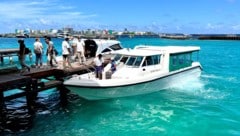 Viel los ist auf den (Wasser-)Straßen von Malé, der dicht bevölkerten Hauptstadt des ...