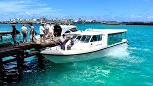Viel los ist auf den (Wasser-)Straßen von Malé, der dicht bevölkerten Hauptstadt des ...