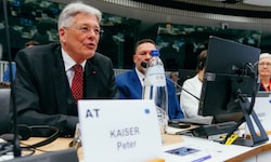 LH Peter Kaiser bei der Sitzung im EU-Parlament