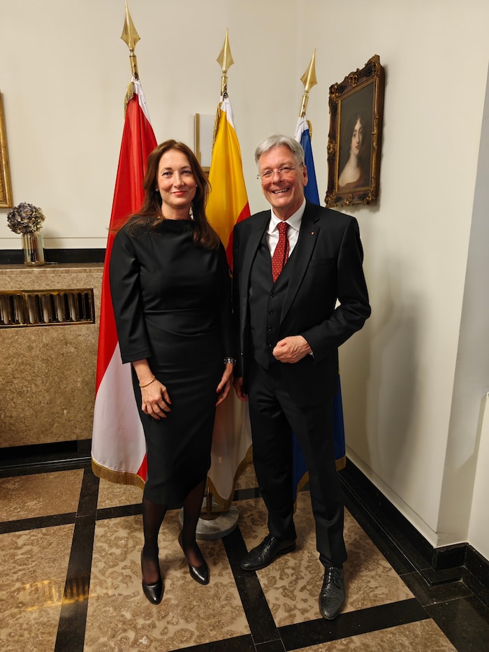 Peter Kaiser mit Martina Rattinger, Leiterin des Kärntner Verbindungsbüros