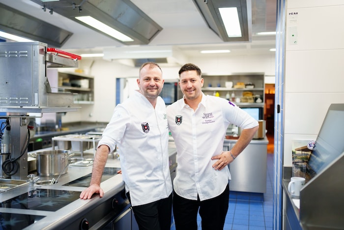 Im Familienbetrieb, dem mit zwei Hauben ausgezeichneten Steegwirt in Bad Goisern, kocht Fritz ...