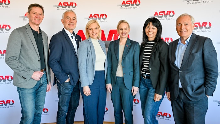 Sport-Staatssekretärin Michaela Schmidt (3. v. re.) besuchte am Donnerstag Graz und sprach dabei ...