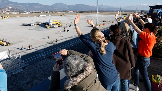 Sehnsüchtig wurden die Reisenden von ihren Angehörigen erwartet.