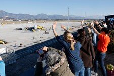 Sehnsüchtig wurden die Reisenden von ihren Angehörigen erwartet. 