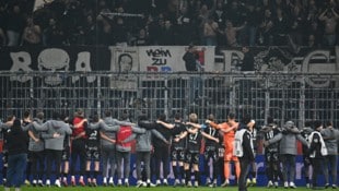 Die Altacher feierten den Cupsieg gegen Salzburg mit ihren mitgereisten Fans.