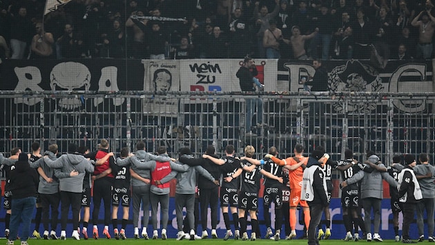 Die Altacher feierten den Cupsieg gegen Salzburg mit ihren mitgereisten Fans.