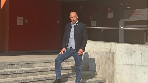 FPÖ-Bildungssprecher Helmut Fiedler, im Bild vor der Landesberufsschule, freut sich über eine ...