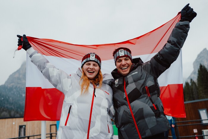 Die österreichischen Fahnenträger Veronika Aigner und Markus Salcher sind Freitag bei der ...