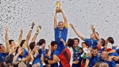 Cannavaro präsentierte 2006 auf den Schultern seiner Mitspieler die WM-Trophäe.