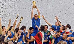 Cannavaro präsentierte 2006 auf den Schultern seiner Mitspieler die WM-Trophäe.