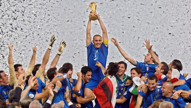 Cannavaro präsentierte 2006 auf den Schultern seiner Mitspieler die WM-Trophäe.