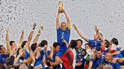 Cannavaro präsentierte 2006 auf den Schultern seiner Mitspieler die WM-Trophäe.