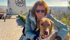 Petra Aigner mit ihrem in Ilztal ausgebildeten Labrador Charly.